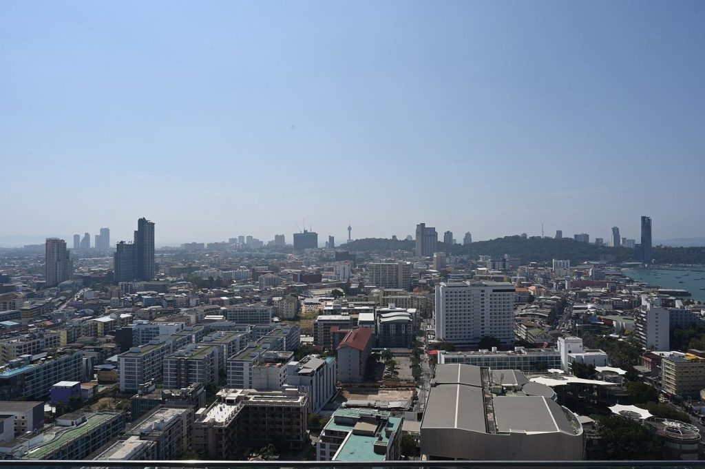 Cleaner Air Days Linked to Fewer Asthma Inhaler Uses A city skyline on a clear day