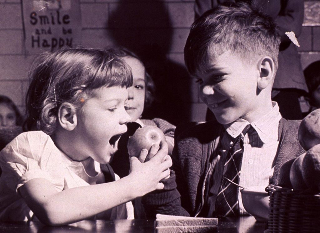 children eating lunch at school